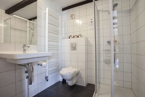 Triple Room | Bathroom | Shower, hair dryer, towels