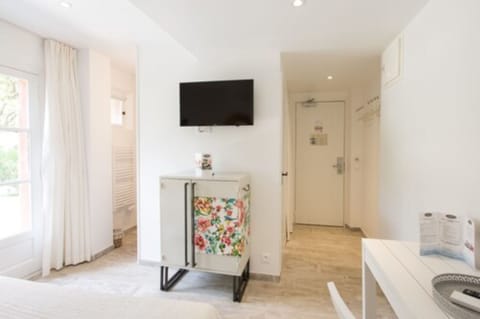 Standard Double Room | Private kitchenette