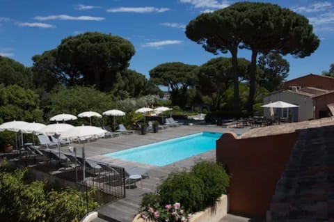 Seasonal outdoor pool, sun loungers