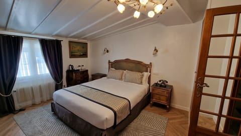 Superior Double Room | Premium bedding, individually decorated, desk, blackout drapes