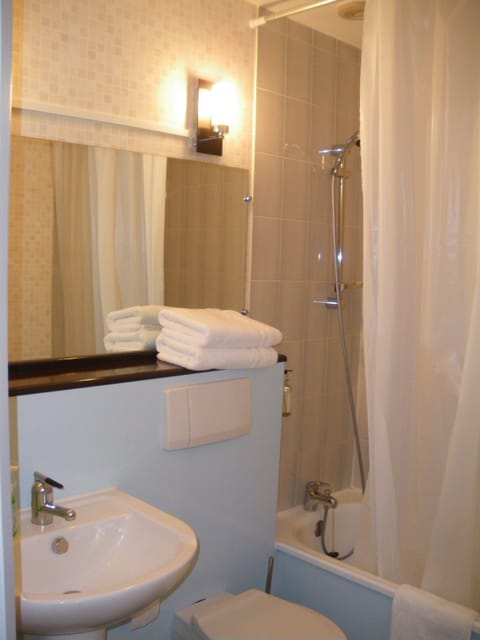 Standard Double Room, 1 Double Bed | Bathroom | Combined shower/tub, free toiletries, hair dryer, towels
