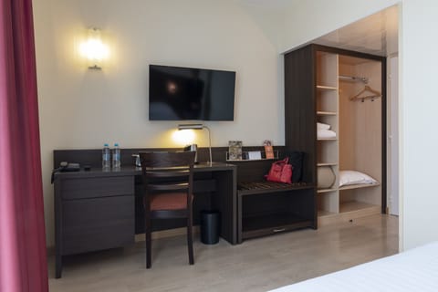 Comfort Double Room | In-room safe, desk, soundproofing, free WiFi