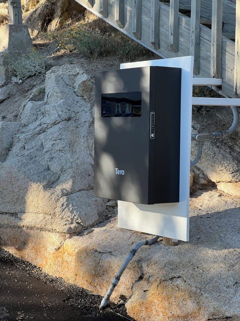 Autel Home Level 2 EV Charger. It’s within a lockbox. For more info, pls ask