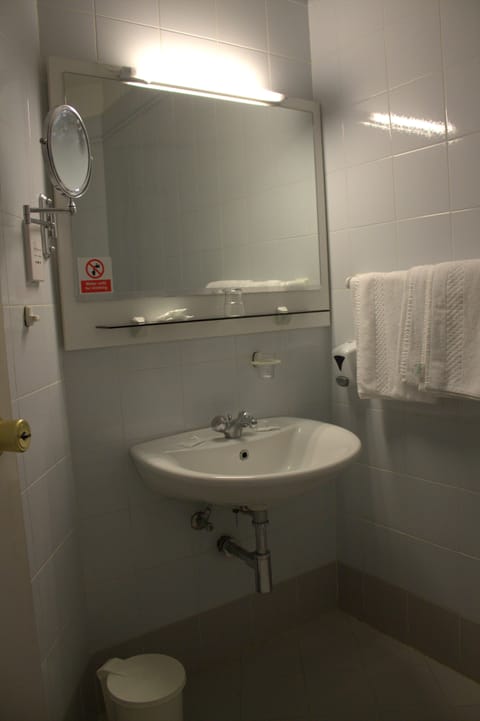 Combined shower/tub, free toiletries, hair dryer, towels