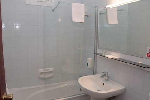 Combined shower/tub, free toiletries, hair dryer, towels