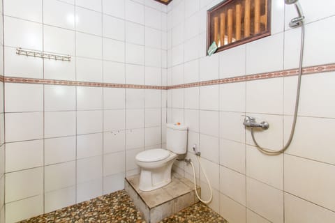 Standard Double Room | Bathroom | Shower, bathrobes, towels