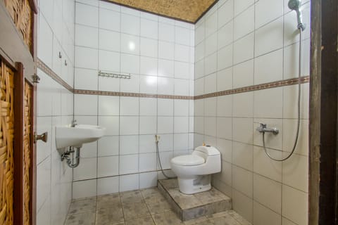 Standard Double Room | Bathroom | Shower, bathrobes, towels