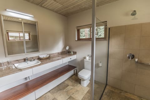 Executive Room, 2 Bedrooms, Non Smoking, Garden View | Bathroom