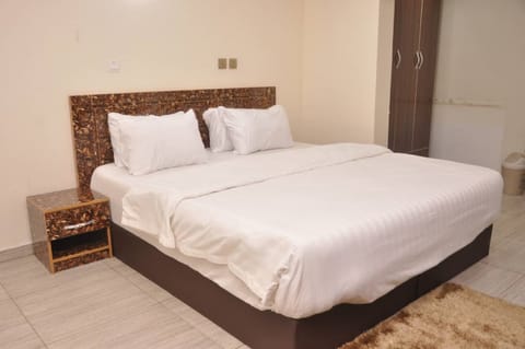 Executive Room | Premium bedding, individually decorated, individually furnished, desk