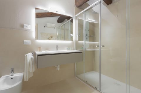 Deluxe Double or Twin Room | Bathroom | Slippers