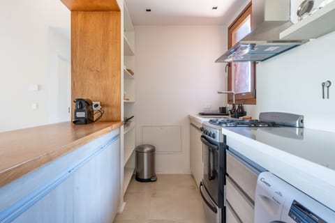 LENGA 2A | Private kitchen | Full-size fridge, microwave, toaster, cookware/dishes/utensils