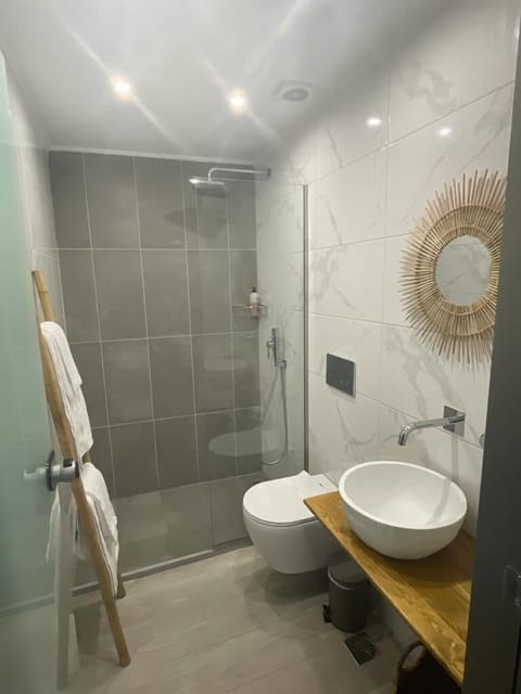 Family Studio | Bathroom | Shower, hair dryer, towels