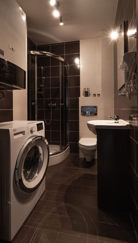 Deluxe Apartment | Bathroom | Hair dryer, towels