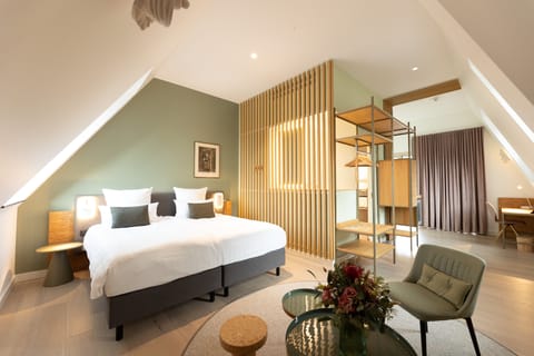 Junior Room, 1 King Bed | Hypo-allergenic bedding, free minibar, in-room safe, desk