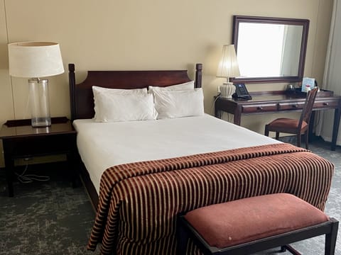 Deluxe Room, 1 Queen Bed, Non Smoking, Harbor View | In-room safe, individually decorated, individually furnished