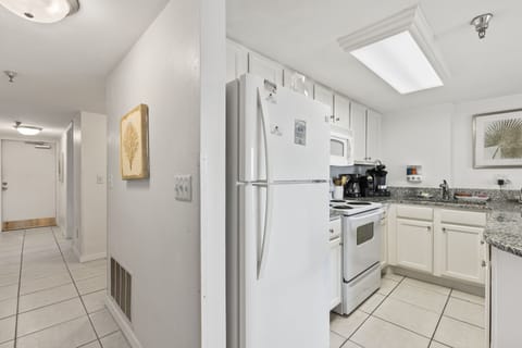 Coastal Chic Suite 1001 | Private kitchen | Full-size fridge, microwave, oven, stovetop