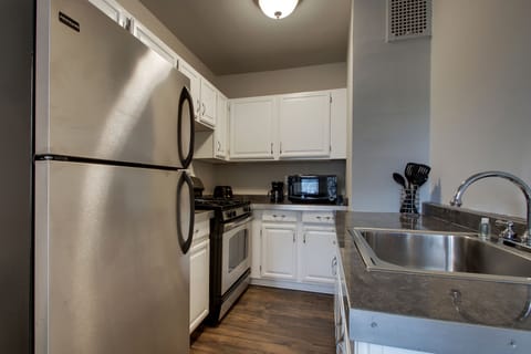 Deluxe Suite, 1 Bedroom, City View | Private kitchen | Fridge, microwave, stovetop, coffee/tea maker