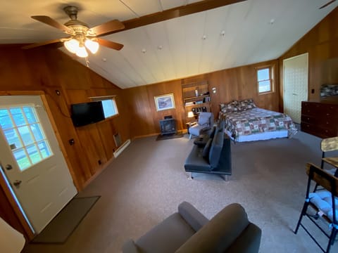 Executive Cabin | Living area | 32-inch LCD TV with cable channels, TV
