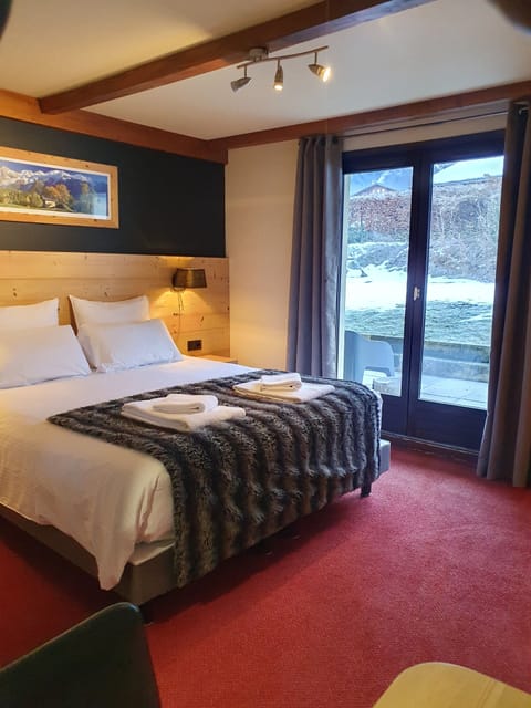 Double Room Garden Access Mont Blanc side | In-room safe, desk, iron/ironing board, free WiFi