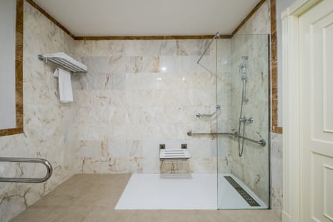 Combined shower/tub, eco-friendly toiletries, hair dryer