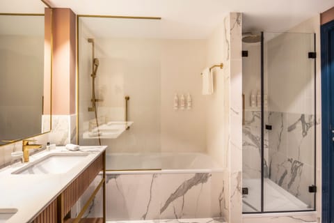 Signature Suite, 1 Double Bed | Bathroom | Shower, free toiletries, hair dryer, bathrobes