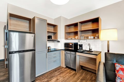 1 bedroom, desk, iron/ironing board, free cribs/infant beds