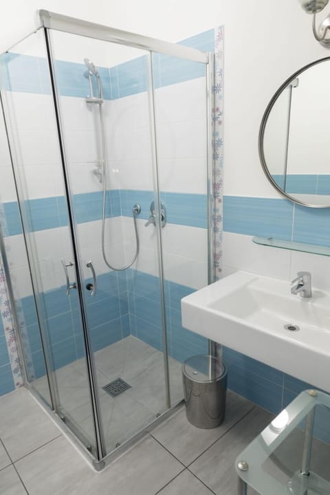 Comfort Triple Room, Multiple Beds, Non Smoking | Bathroom | Shower, hair dryer, bidet, towels