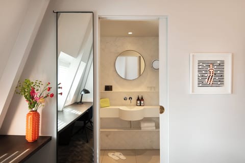 Grand Double Room | Bathroom | Shower, free toiletries, towels