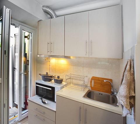 City Studio | Private kitchen | Fridge, oven, stovetop, coffee/tea maker