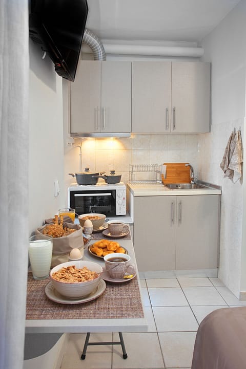 City Studio | Private kitchen | Fridge, oven, stovetop, coffee/tea maker