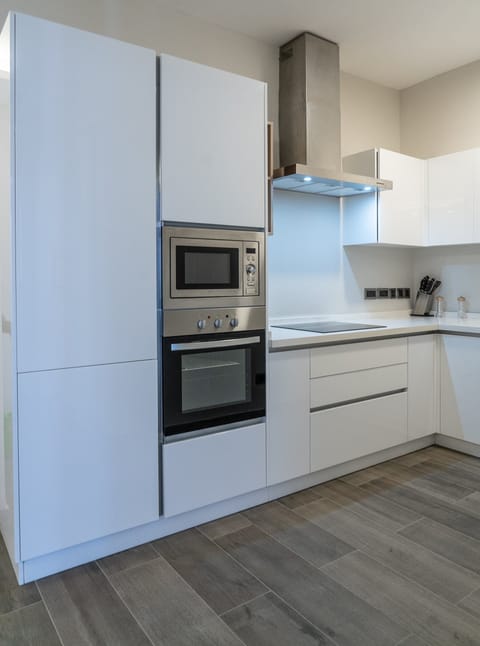 Apartment, 1 Bedroom | Private kitchen | Full-size fridge, microwave, oven, stovetop