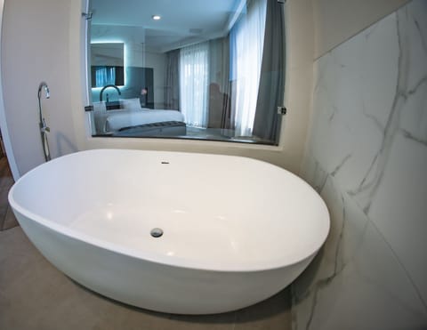 Apartment, 2 Bedrooms | Bathroom | Shower, towels