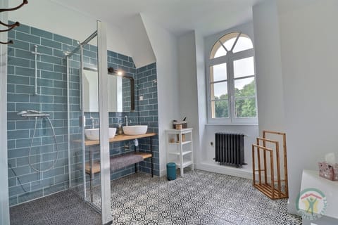 Suite de 2 chambres Les Tilleuls | Bathroom | Shower, hair dryer, towels