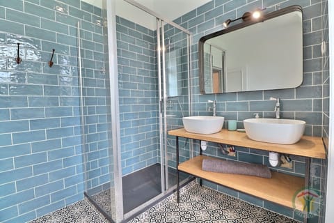 Chambre hotes Les Tilleuls | Bathroom | Shower, hair dryer, towels