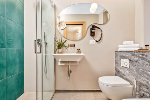 Comfort Double Room | Bathroom | Shower, rainfall showerhead, designer toiletries, hair dryer