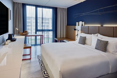 Premium Room, 1 King Bed, City View | Hypo-allergenic bedding, minibar, in-room safe, desk