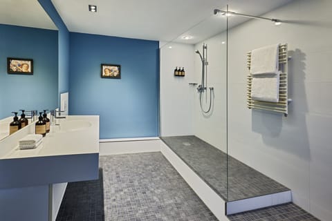 Executive Room, 1 King Bed, City View | Bathroom | Eco-friendly toiletries, hair dryer, towels