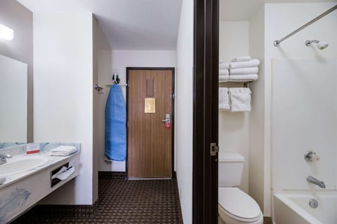 4 Queen Beds, Suite, Nonsmoking | Bathroom | Combined shower/tub, deep soaking tub, free toiletries, hair dryer