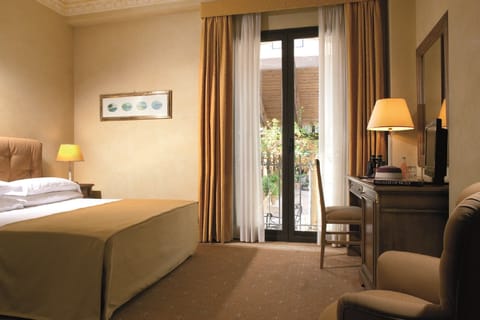 Superior Double Room | Minibar, in-room safe, desk, soundproofing