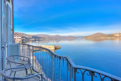 Honeymoon Apartment, 2 Bedrooms, 2 Bathrooms, Lakeside (La Dolce Vita Pied dans L' Eau) | Lake view