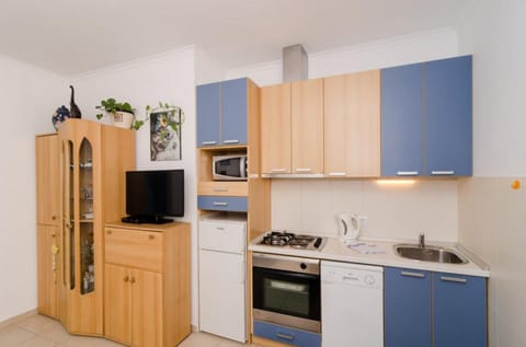 Apartment (One Bedroom Apartment with Terrace) | Private kitchen | Fridge