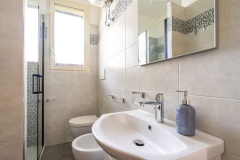 Basic Apartment | Bathroom | Shower, hair dryer, bidet