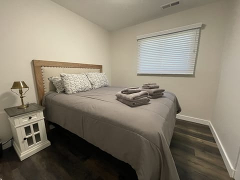 Bedroom 3, Queen Bed