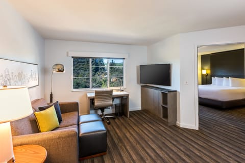 Suite, 1 Bedroom, Accessible (Shower) | Egyptian cotton sheets, hypo-allergenic bedding, in-room safe, desk