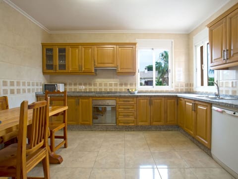 Cabinetry, Countertop, Property, Kitchen Sink, Furniture, Sink, Kitchen, Kitchen Stove, Tap, Building