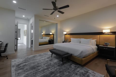 Honeymoon Suite, 1 Bedroom, Jetted Tub, Garden View (Honeymoon Suite) | Premium bedding, in-room safe, individually furnished, laptop workspace
