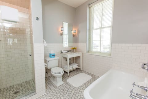 Junior Suite, Ocean View (Ocean Side) | Bathroom | Combined shower/tub, designer toiletries, hair dryer, bathrobes