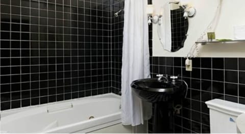 Marigold | Bathroom | Combined shower/tub, deep soaking tub, free toiletries, hair dryer