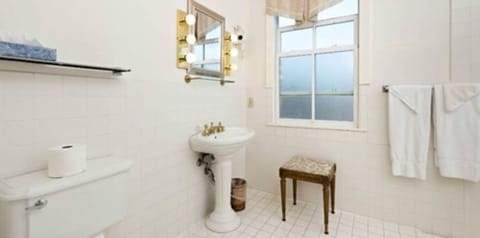 Seaside daisy | Bathroom | Combined shower/tub, deep soaking tub, free toiletries, hair dryer