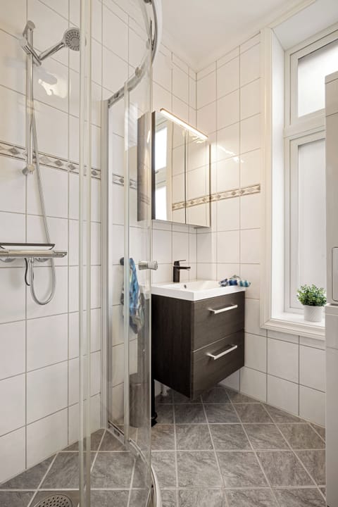 City Apartment | Bathroom | Shower, hair dryer, towels